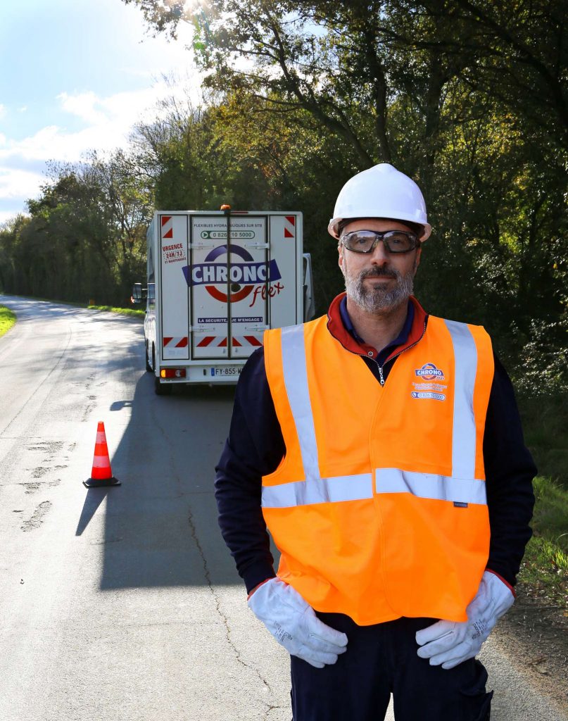 Technicien avec tous les équipements de sécurité