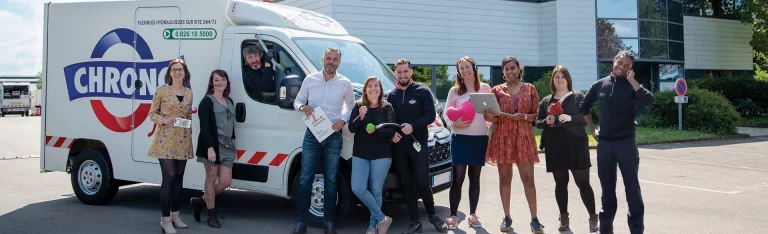 les différentes équipes CHRONO Flex devant le siège social à Saint-Herblain