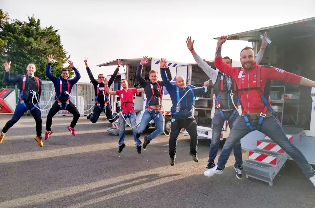 techniciens qui sautent en l'air formation initiale CHRONO Flex